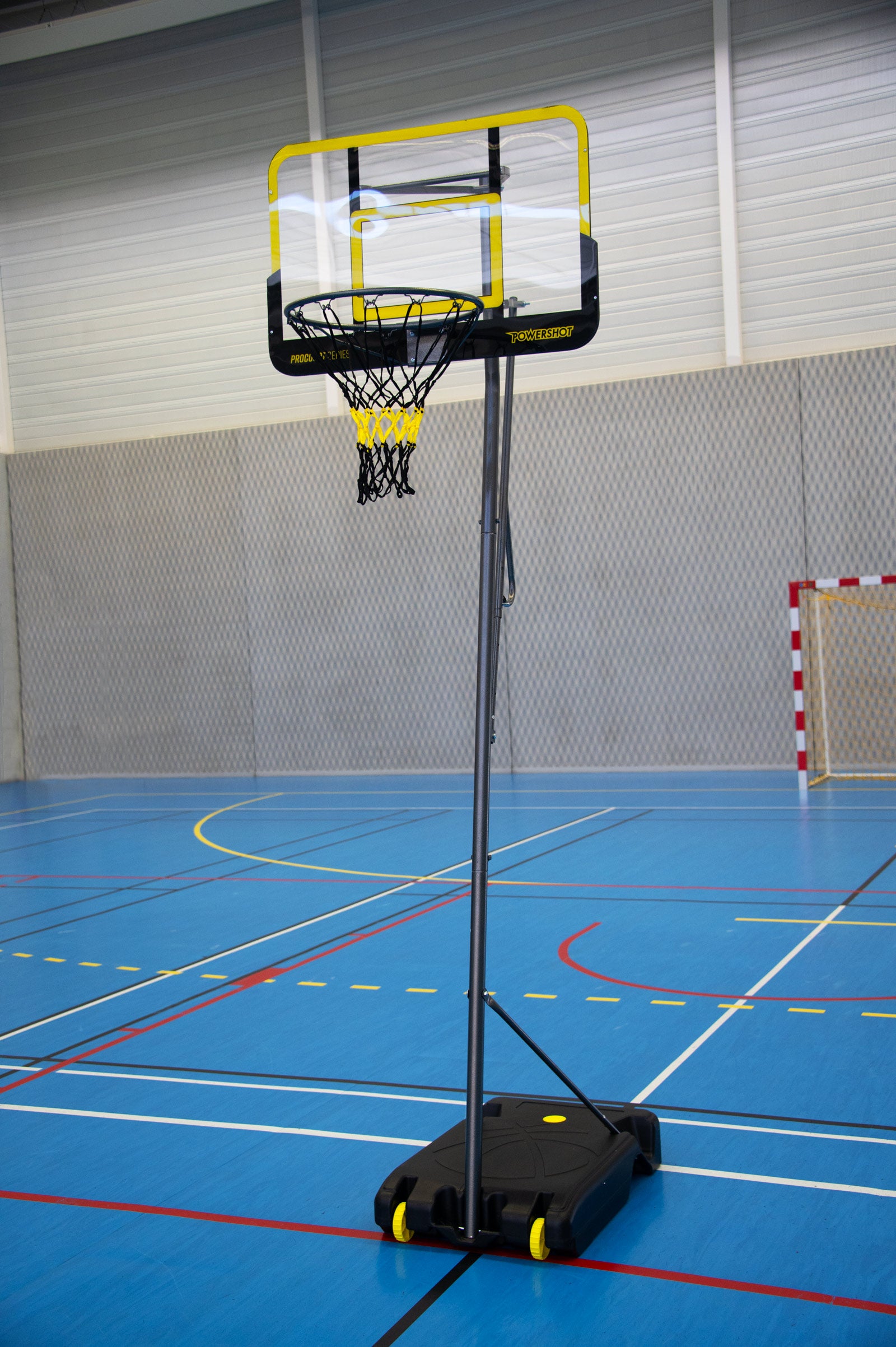 Transportable basketball hoop height adjustable from 2.43m to 3.05m