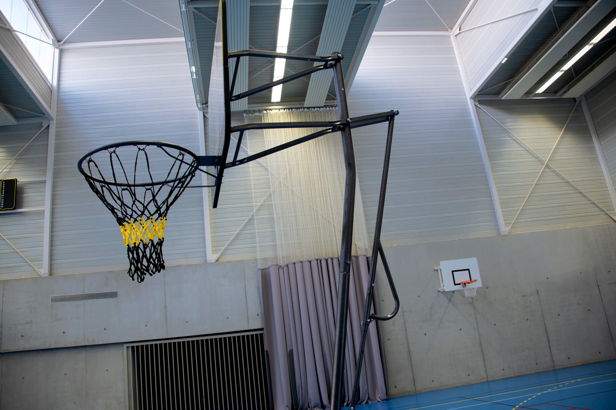 Transportable basketball hoop height adjustable from 2.43m to 3.05m