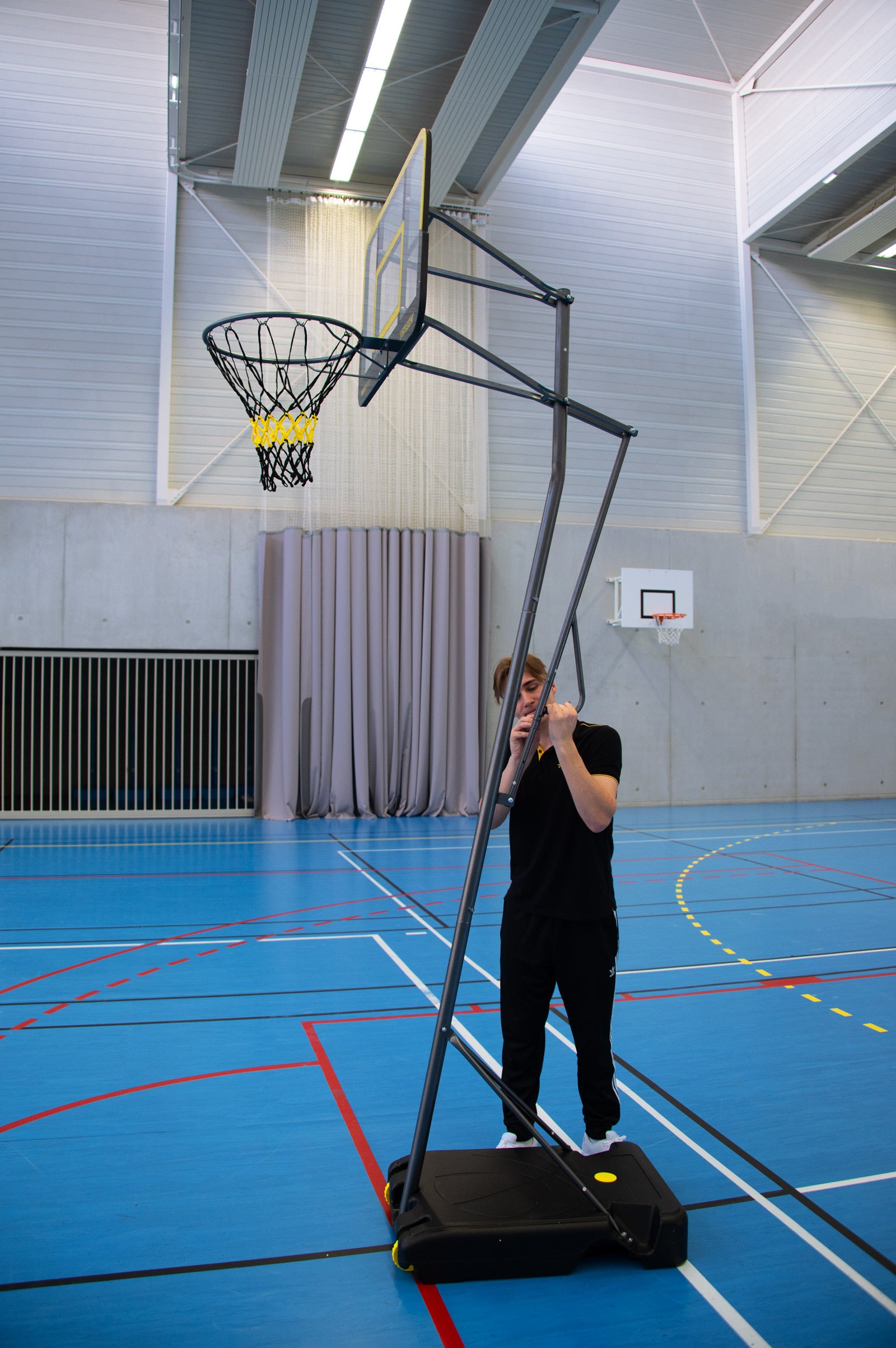 Transportable basketball hoop height adjustable from 2.43m to 3.05m
