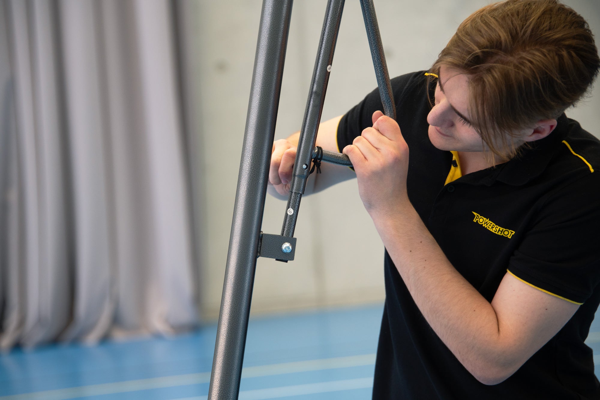 Transportable basketball hoop height adjustable from 2.43m to 3.05m