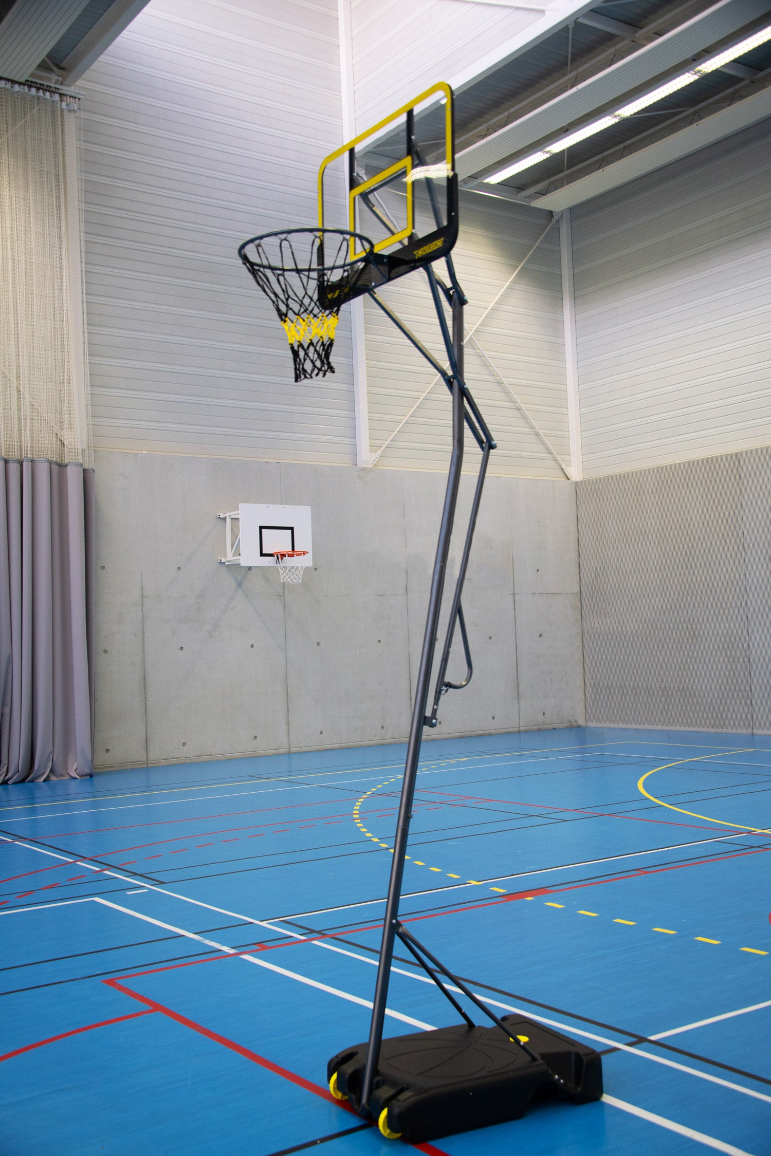 Transportable basketball hoop height adjustable from 2.43m to 3.05m