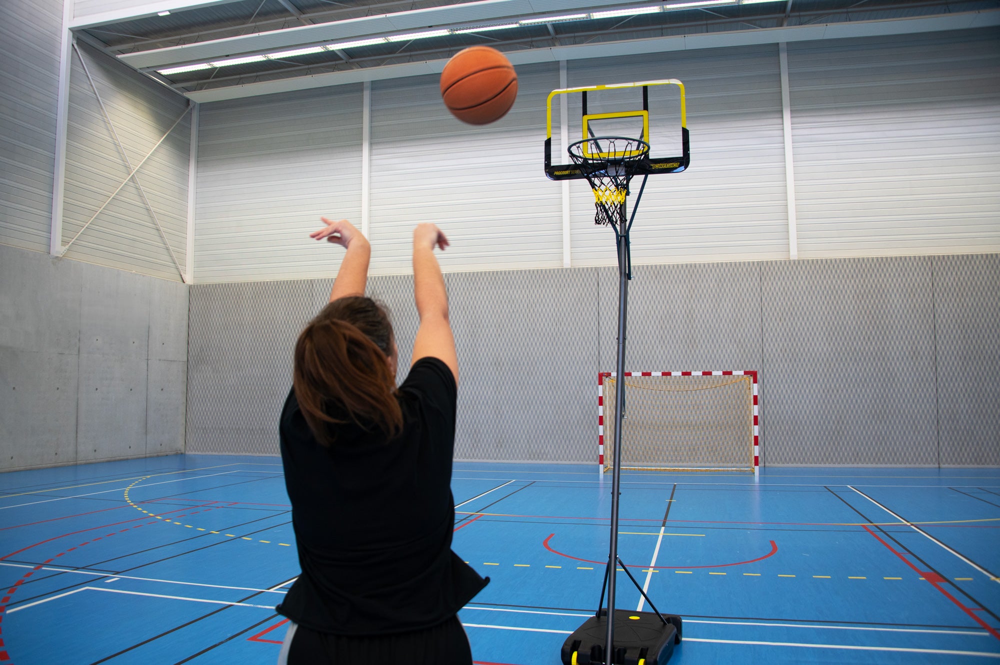 Transportable basketball hoop height adjustable from 2.43m to 3.05m
