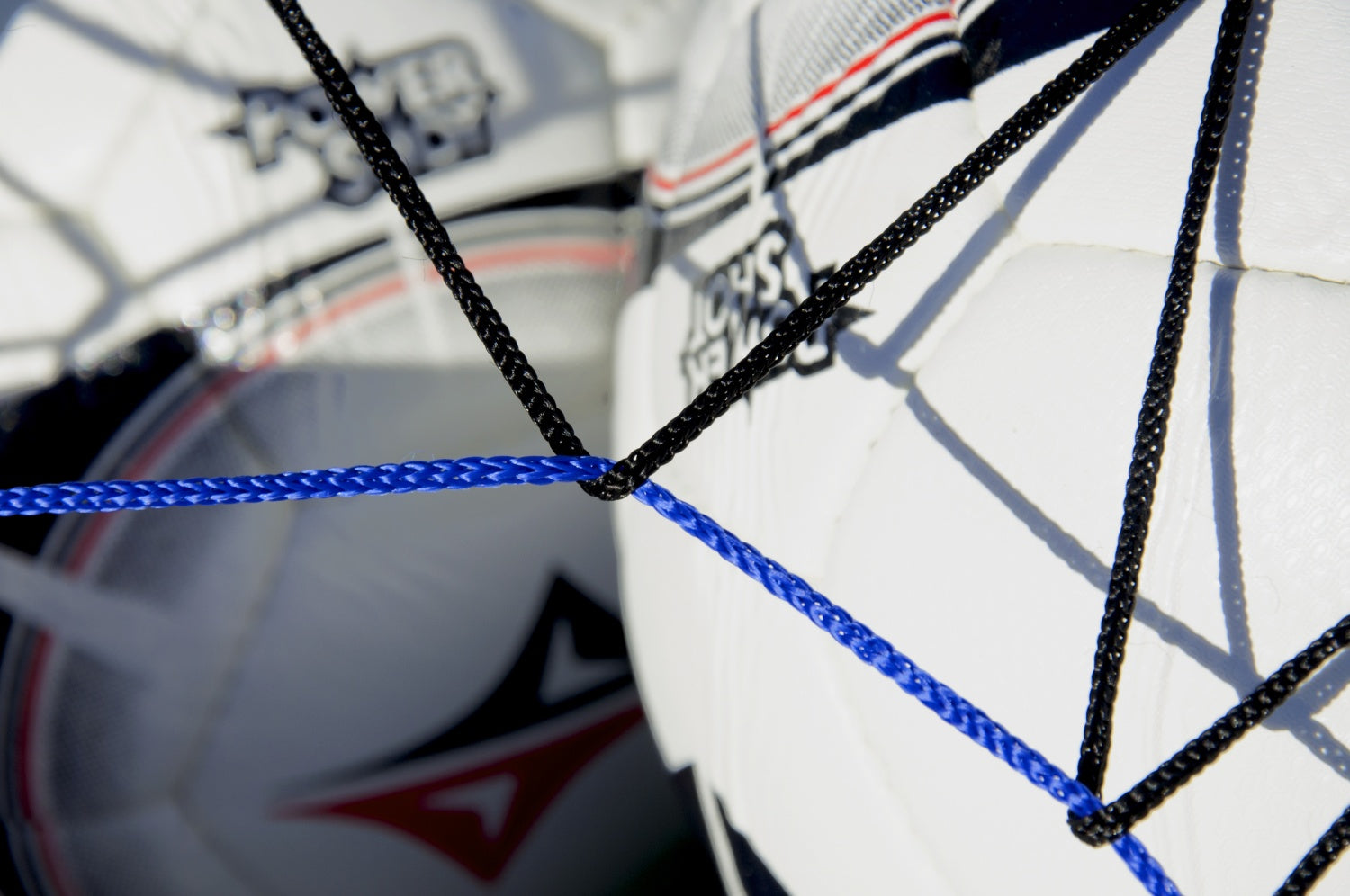 Ball storage net holds 6 balls