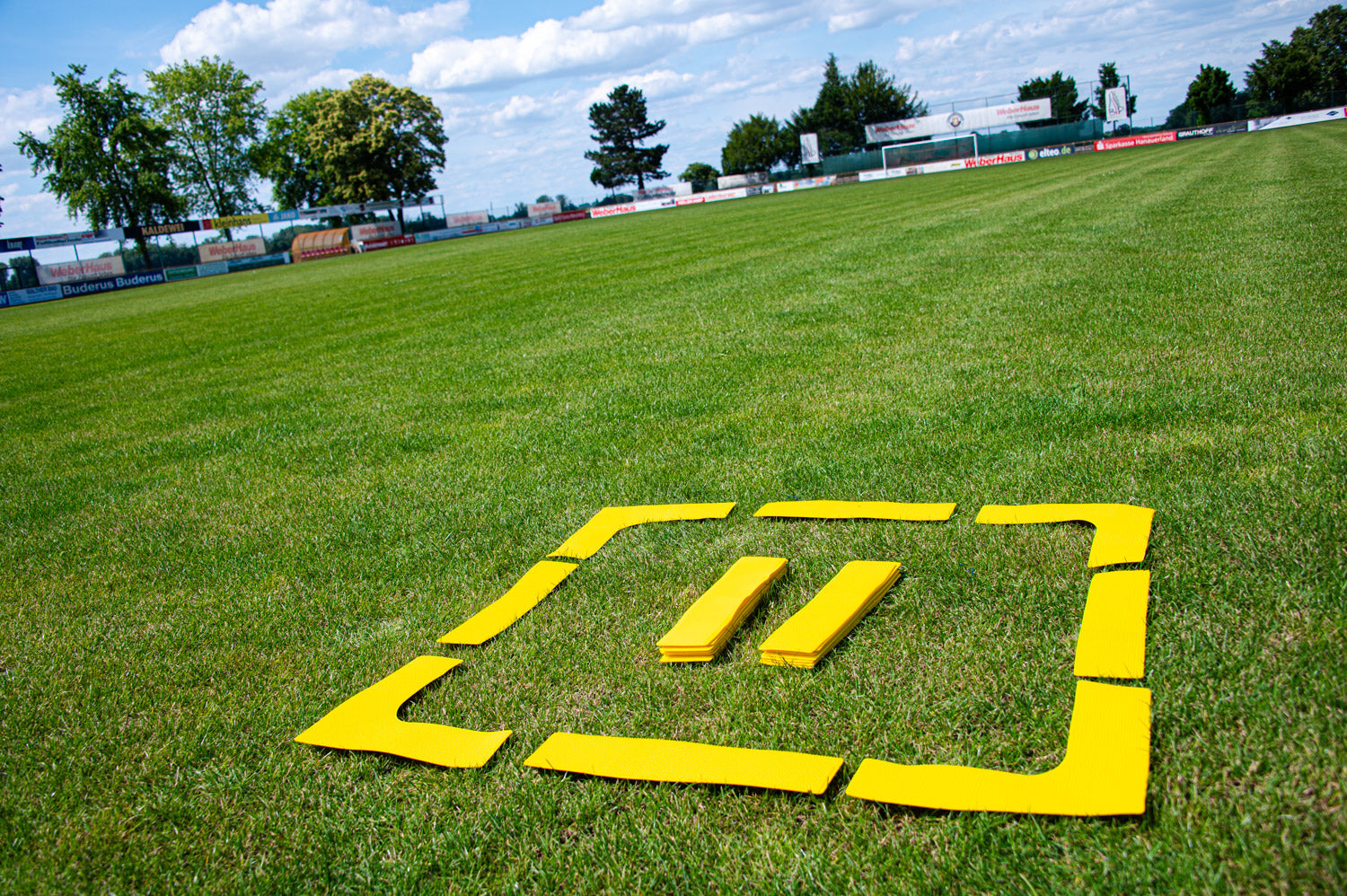 Indoor and outdoor ground marking kit 4 corners and 20 lines