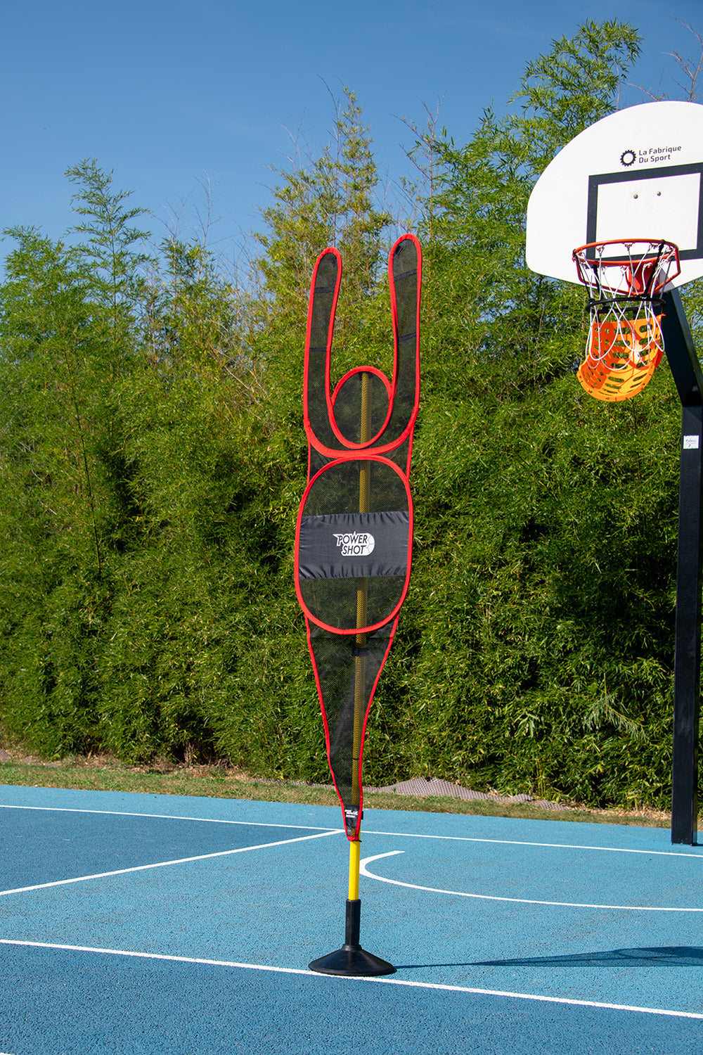 Basketball defensive mannequin with slalom pole and weighted foot
