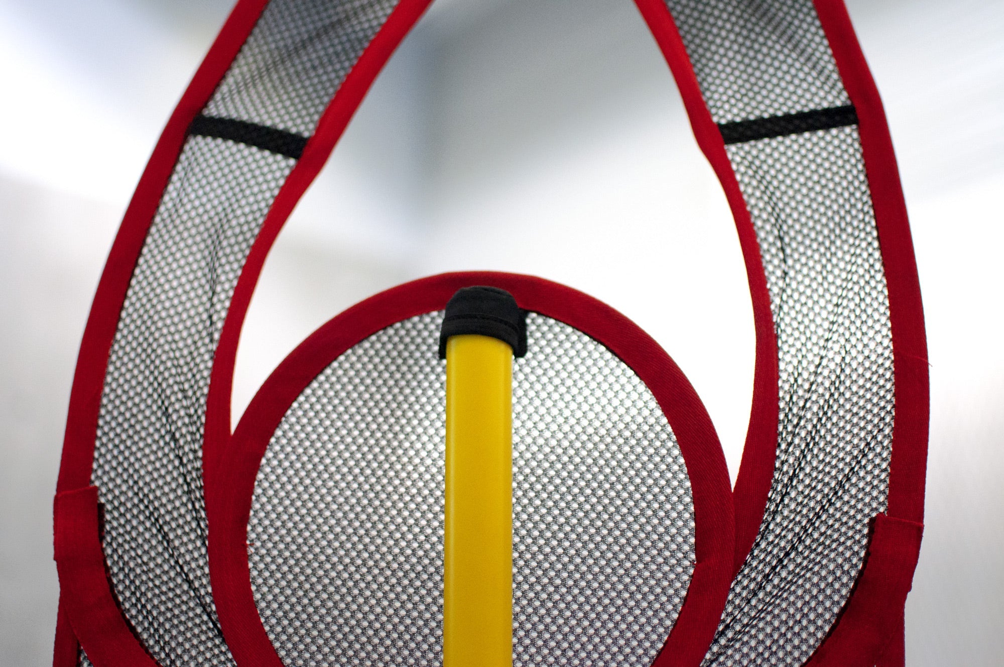 Basketball defensive mannequin with slalom pole and weighted foot