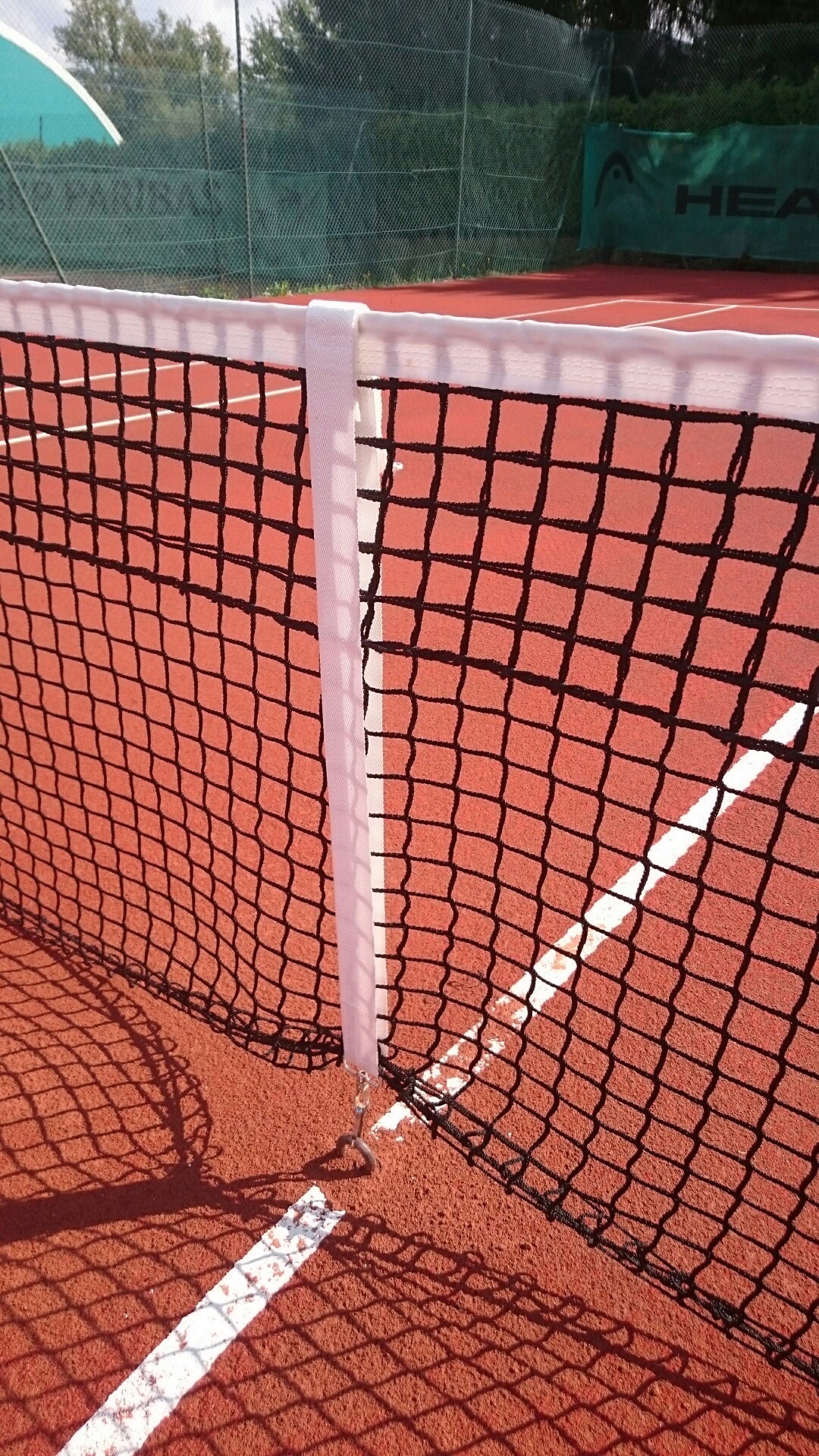 Centre strap for tennis net