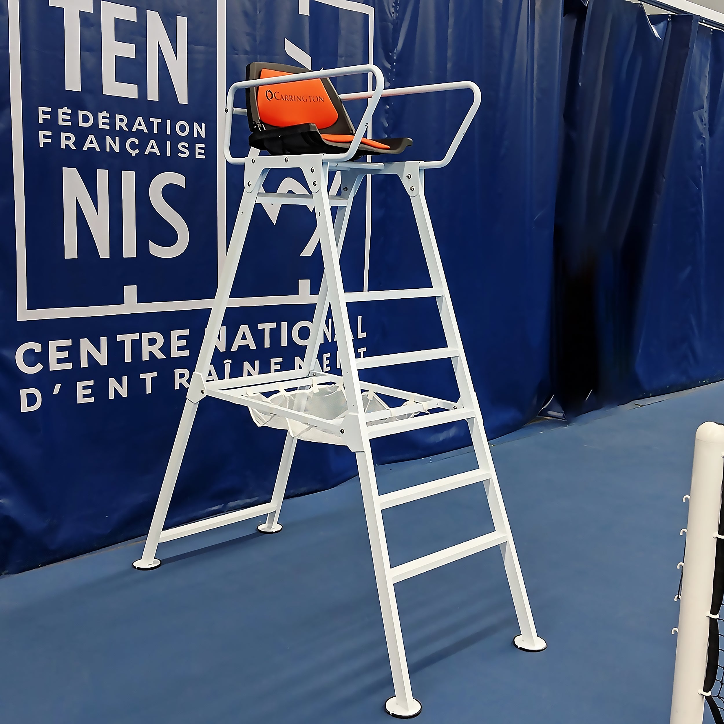 Umpire chair in aluminium