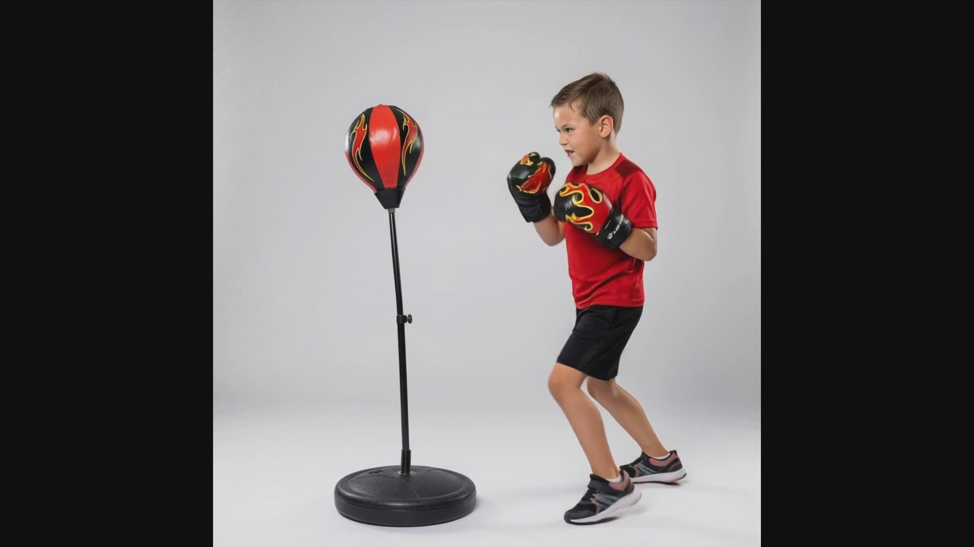 Stand-up punching bag with boxing gloves - Child