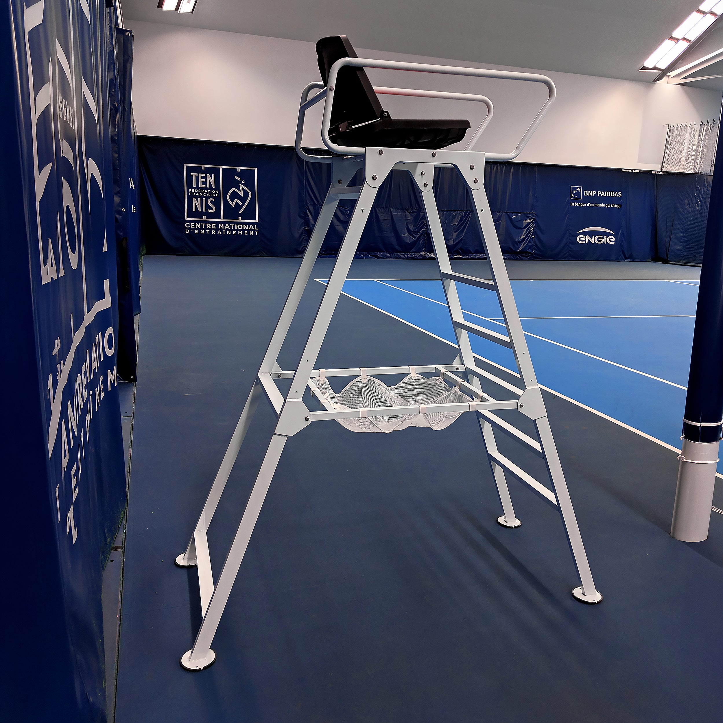 Umpire chair in aluminium